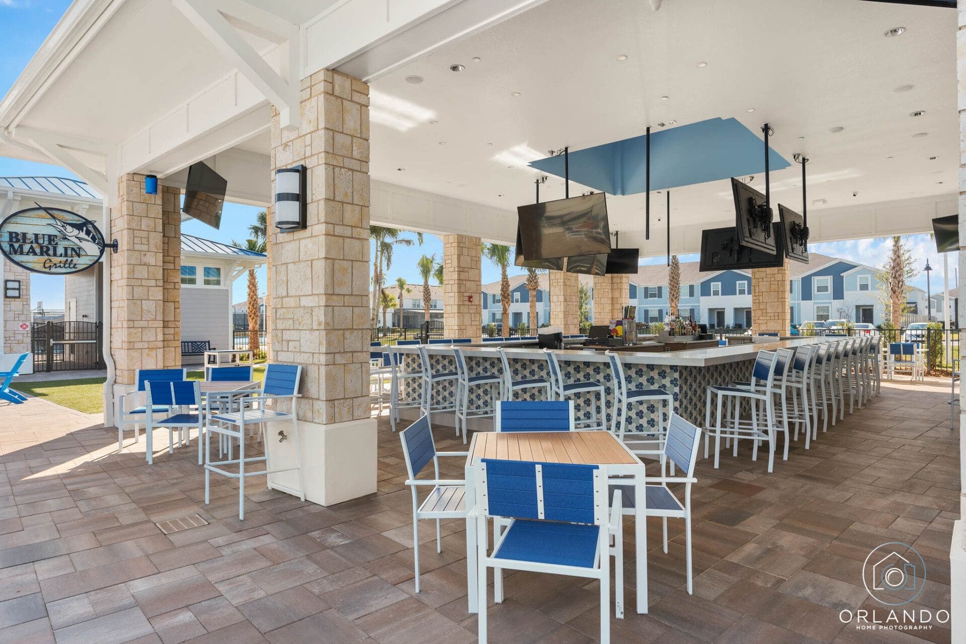 Outside dining at Windsor Island Resort