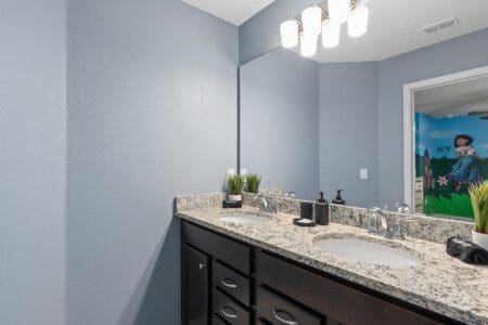 Encanto ensuite bath